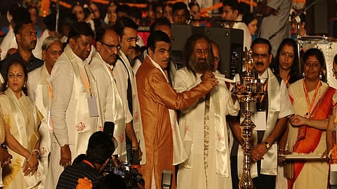 नागपूर : खासदार सांस्कृतिक महोत्सवाचे उद्‌घाटन करताना श्री श्री रविशंकर. समवेत केंद्रीय मंत्री नितीन गडकरी.