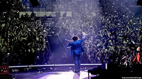 ऐकावं ते नवलंच ! खोकण्या-शिंकण्यापेक्षा बाधित गायकाच्या गाण्यातून अधिक पसरतो कोरोना