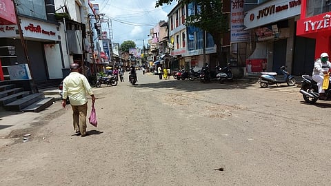 ganesha festival is not a large crowd of devotees in traditional attire in kolhapur