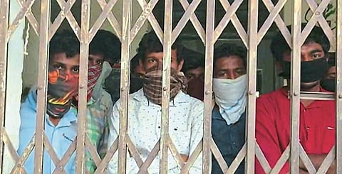 औरंगाबाद - गारखेड्यातील महापालिकेच्या शाळेत बंदिस्त परराज्यातील नागरिक. 