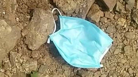 वापरलेले मास्क थेट रस्त्यावर; पिंपरी-चिंचवडकरांनो, एवढा निष्काळजीपणा बरा नव्हे
