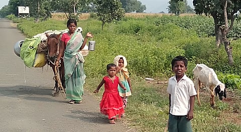 सोयगाव ः पोटाची खळगी भरण्यासाठी मजूर  पायी स्थलांतर करीत आहेत. 