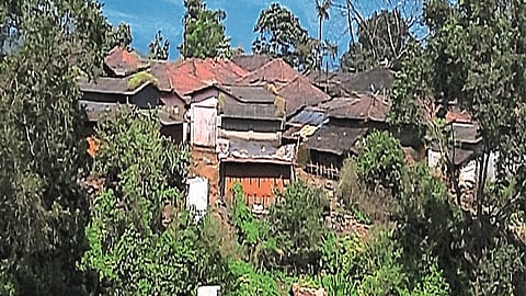 पाली : मोबाईल व इंटरनेट सेवा नसलेले तालुक्‍यातील एक गाव.