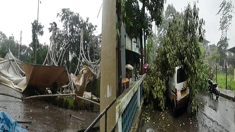 नवी मुंबईतही जोरदार पाऊस; डी.वाय.पाटील स्टेडीयमवरील छप्पर कोसळले...