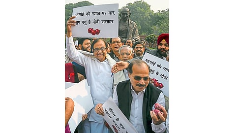 नवी दिल्ली : देशभरातील कांद्याच्या दरवाढीविरोधात कॉंग्रेसने गुरुवारी संसदेबाहेर जोरदार आंदोलन केले, यामध्ये ज्येष्ठ नेते पी. चिदंबरम आणि अधीररंजन चौधरी हे सहभागी झाले होते.