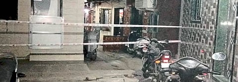 मुंबई :  अंबिका निवास चाळीसह येथील २० चाळी सील करण्‍यात आल्‍या.