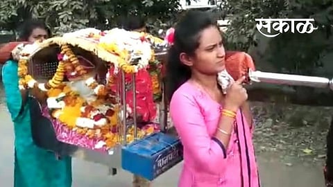 Akola Marathi News Two young women carry Gajanan Maharajs palanquin on their shoulders till Shegaon!