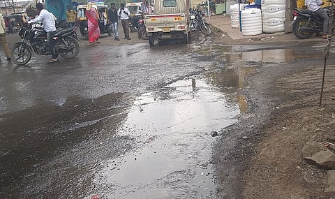 लातूर : शिवाजी चौकातील पालिकेची जलवाहिनी सोमवारी फुटली. त्यामुळे या भागातील रस्ते जलमय झाले होते. 