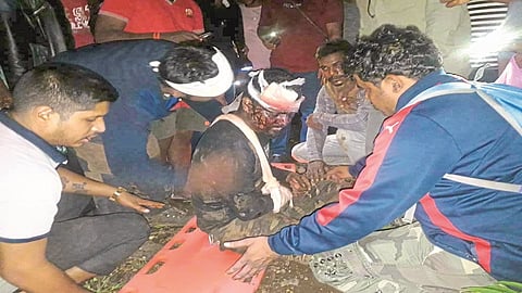 नेरळ : दरीत पडलेल्या गिर्यारोहकाला काढताना सह्याद्री रेस्क्‍यू टीम.