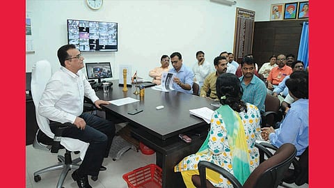  औरंगाबाद : सीईओ एम. एम. गोंदवले यांनी अधिकाऱ्यांची बैठक घेतली. बैठकीत शिरिष बनसोडे, प्रसाद मिरकले, अप्पासाहेब चाटे व अन्य अधिकारी. 