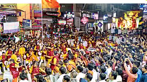 पिंपरीत पावणेबारा तास मिरवणूक 