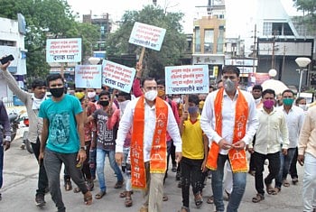 आयुक्त साहेब ! दुकाने लावू द्या अन्यथा मुलांना दत्तक घ्या !