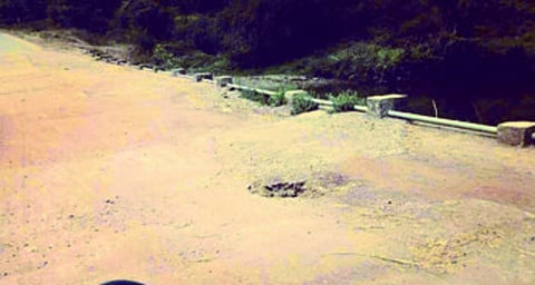 पांढरी : घटेगाव पुलावर पडलेले खड्डे. 