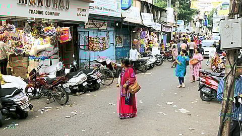 पावसामुळे ग्राहक धास्तावले