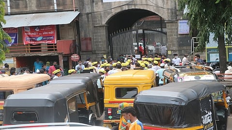  Rickshaw pullers hit Municipal Corporation; Movement on the question of pits