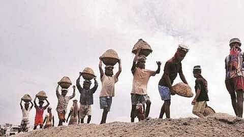 Washim Marathi News Embezzlement of lakhs in employment guarantee, charges filed against 14 employees including three officers