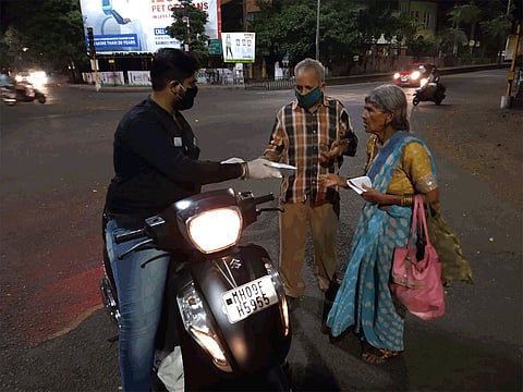Distribution of lunch packets by kolhapur We Care Social Foundation