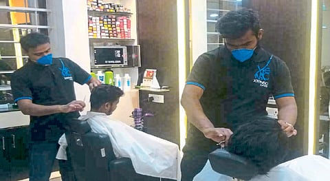 There is no cutting-beard without wearing a mask in the salon in kolhapur marathi news