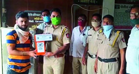 वरठी : पोलिस अधिकाऱ्यांना सॅनिटायझर मशीन देताना सुबोध गजभिये.