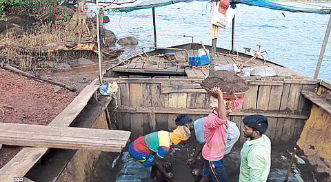 sand the pile openly in guhagar kokan marathi news