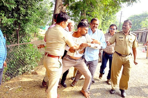अमरावती : आत्मदहनाचा प्रयत्न करणाऱ्या मनीष कडू यांना ताब्यात घेताना पोलिस. 