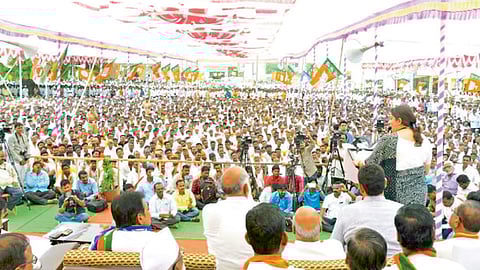 निमगाव केतकी (ता. इंदापूर) - हर्षवर्धन पाटील यांच्या प्रचारार्थ सभेत बोलताना केंद्रीय मंत्री स्मृती इराणी.