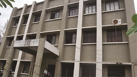 अलिबाग : सामाजिक न्याय भवन इमारतीची दुरवस्था झाली आहे. 