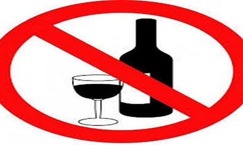 दारुबंदीची भगिनींना दिली अनोखी भेट….पोलिसदादांना बांधल्या राख्या 