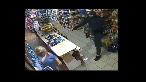 women fight with theft in shop video viral
