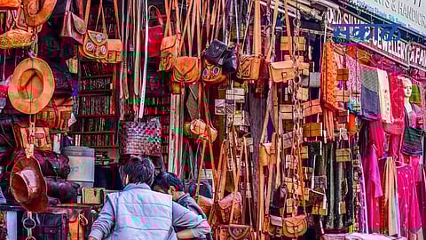 tips for buying gifts for family and friends during travelling Marathi article