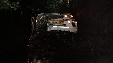 truck pick up accident nashik marathi news