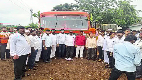 उमाचीवाडी (ता. भूम) ः प्रथम गावात आलेल्या बसचे स्वागत करताना ग्रामस्थ. 