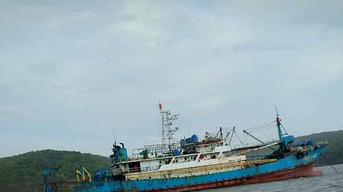 हर्णै : वादळसदृश स्थितीने ५०० नौका खाडीत आश्रयाला 