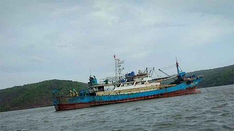 दाभोळ खाडीतील चिनी बोटींवर पोचण्यात अडथळा