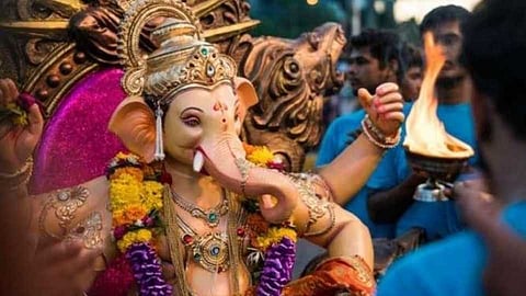 ना गजर,ना गुलाची उधळण तरीही गणरायाच्या आगमणाचा द्विगुणीत उत्साह 