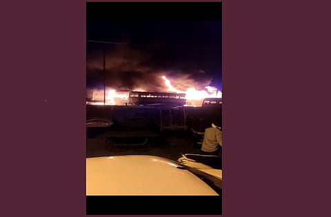 भाईंदरमध्ये 4 खाजगी बसेस जळून खाक; कचऱ्याला लागलेल्या आगीमुळे घटना घडल्याचा अंदाज