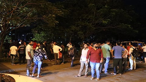 कामोठे सेक्‍टर २५ मध्ये घटनास्‍थळी नागरिकांनी गर्दी केली होती. 