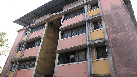 ‘या’ कर्मचाऱ्यांचे छत हरवले