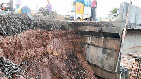 गडनदी पुलावरील भराव खचला 