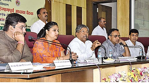 कोल्हापूर - खरीप हंगामाच्या सोमवारी झालेल्या आढावा बैठकीत बोलताना पालकमंत्री चंद्रकांत पाटील. यावेळी डावीकडुन खासदार धनंजय महाडीक, जिल्हा परीषद अध्यक्ष शौमिका महाडीक, जिल्हाधिकारी अमित सैनी, महापालिका आयुक्‍तक डॉ. अभिजीत चौधरी आदी.