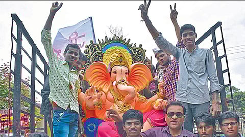 ‘मोरया..’च्या गजरात बाप्पांचे आगमन
