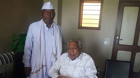 मुतगा : प्रा. डॉ. एन. डी. पाटील यांच्या भेटीप्रसंगी औरादचे उमेदवार चंदररत्ना नायक. 