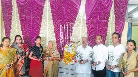 आजीच्या उत्तरकार्याला नातवंडांनी वाटली तुळशीची रोपे