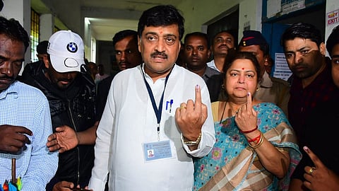 Vidhan Sabha 2019 : अशोक चव्हाण यांनी पत्नी अमिता यांच्यासह बजावला मतदानाचा हक्क