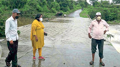 पुलांची उंची ठरतेय प्रवाशांची डोकेदुखी; वाहतुकीचा होतोय खोळंबा