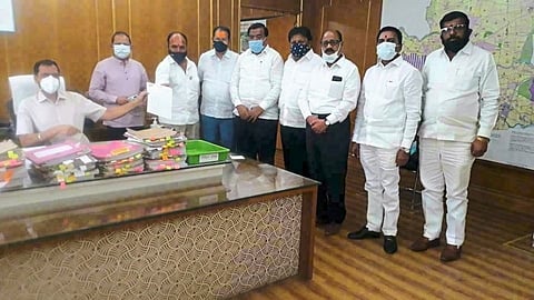 Commissioner advises Shiv Sena delegation not to want politics in Corona epidemic Nashik Political News