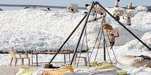 कापूस खरेदी बंद झाल्याने...पारोळ्यातील शेतकरी रस्त्यावर ! 