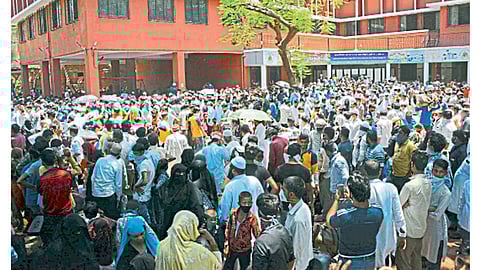 मुंबई : गावाकडे परतण्यासाठी कुर्ला येथे झालेली नागरिकांची गर्दी.