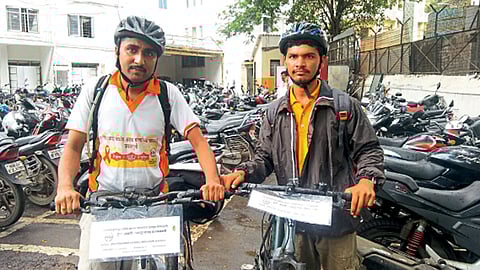 पुणे - सायकल वारीला सुरवात करताना डावीकडून डॉ. पवन चांडक व आकाश गीते.