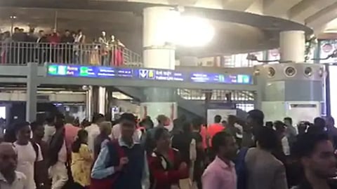 delhi rajiv chowk metro station goli maro video viral